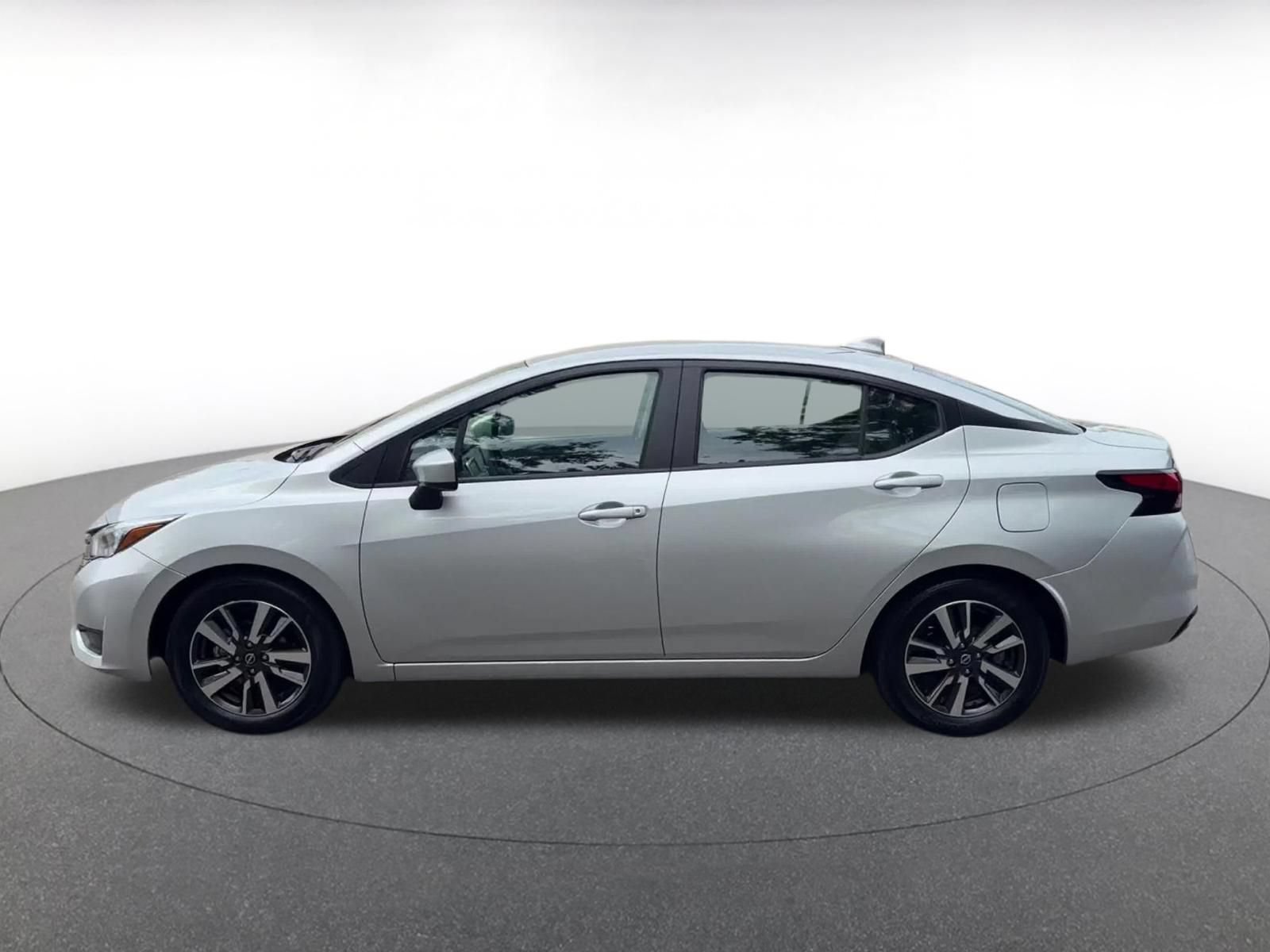 Used 2025 Nissan Versa SV FWD image 9