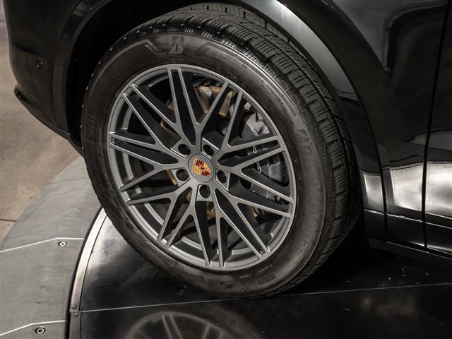 Used 2025 Porsche Cayenne AWD/4WD image 14