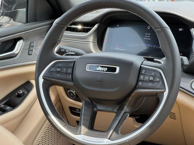 Used 2023 Jeep Grand Cherokee L Limited AWD/4WD image 15