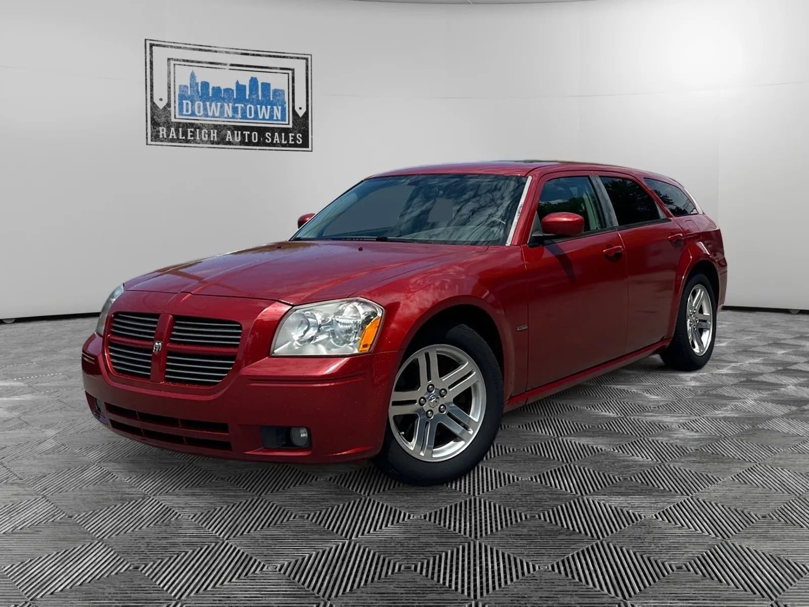 Used 2005 Dodge Magnum R/T w/ Convenience Group II RWD image 2