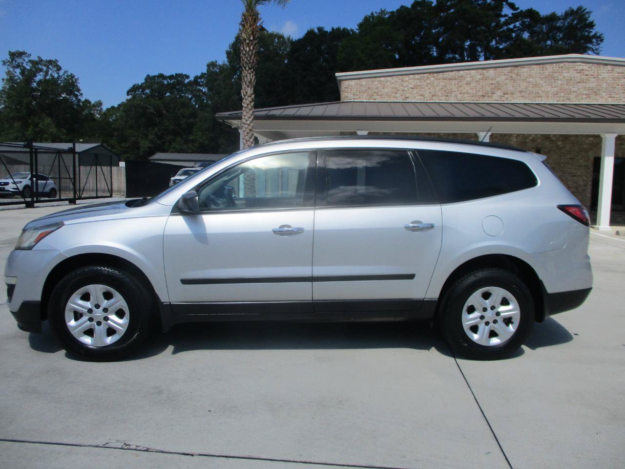 Used 2015 Chevrolet Traverse LS FWD image 2