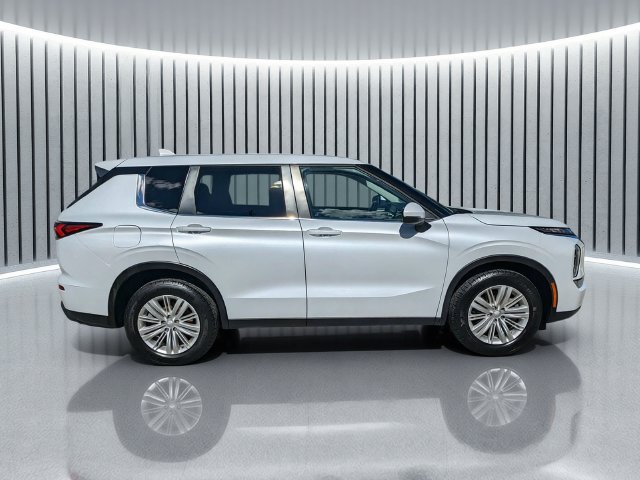 Used 2024 Mitsubishi Outlander ES FWD image 3