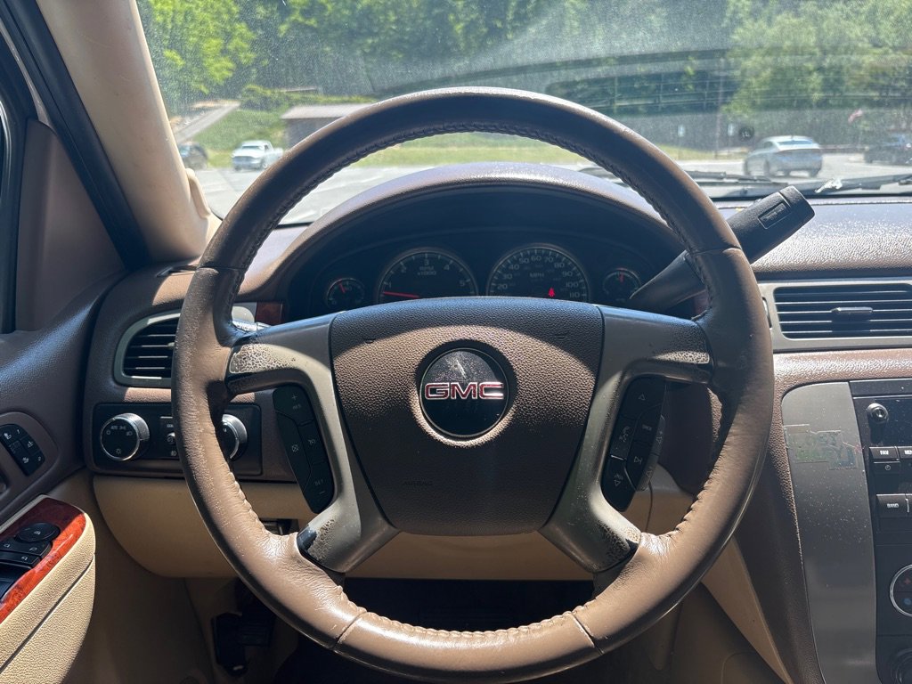 Used 2011 GMC Yukon XL SLT w/ SLT-2 Equipment Package AWD/4WD image 13