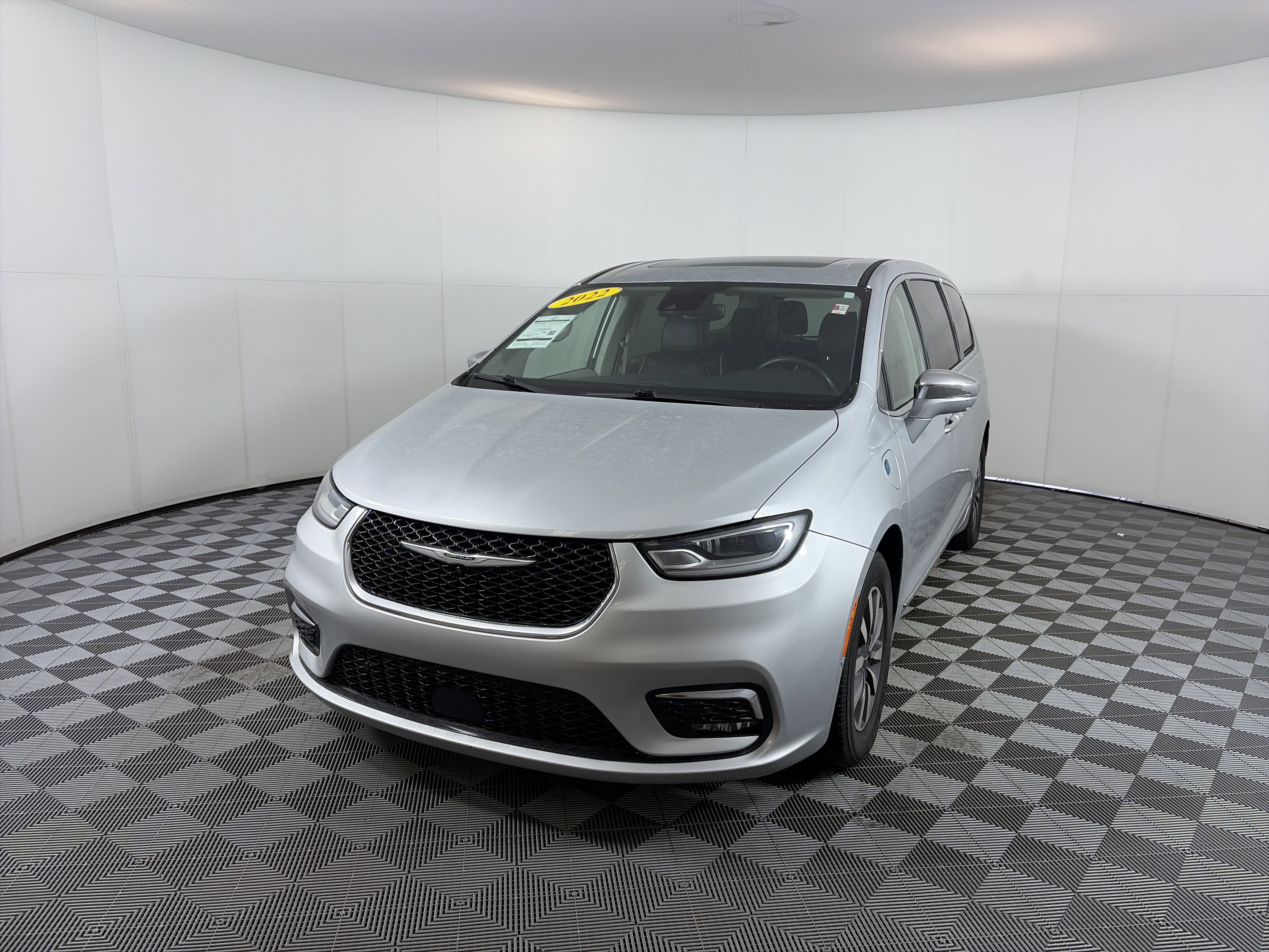 Used 2022 Chrysler Pacifica Limited image 2