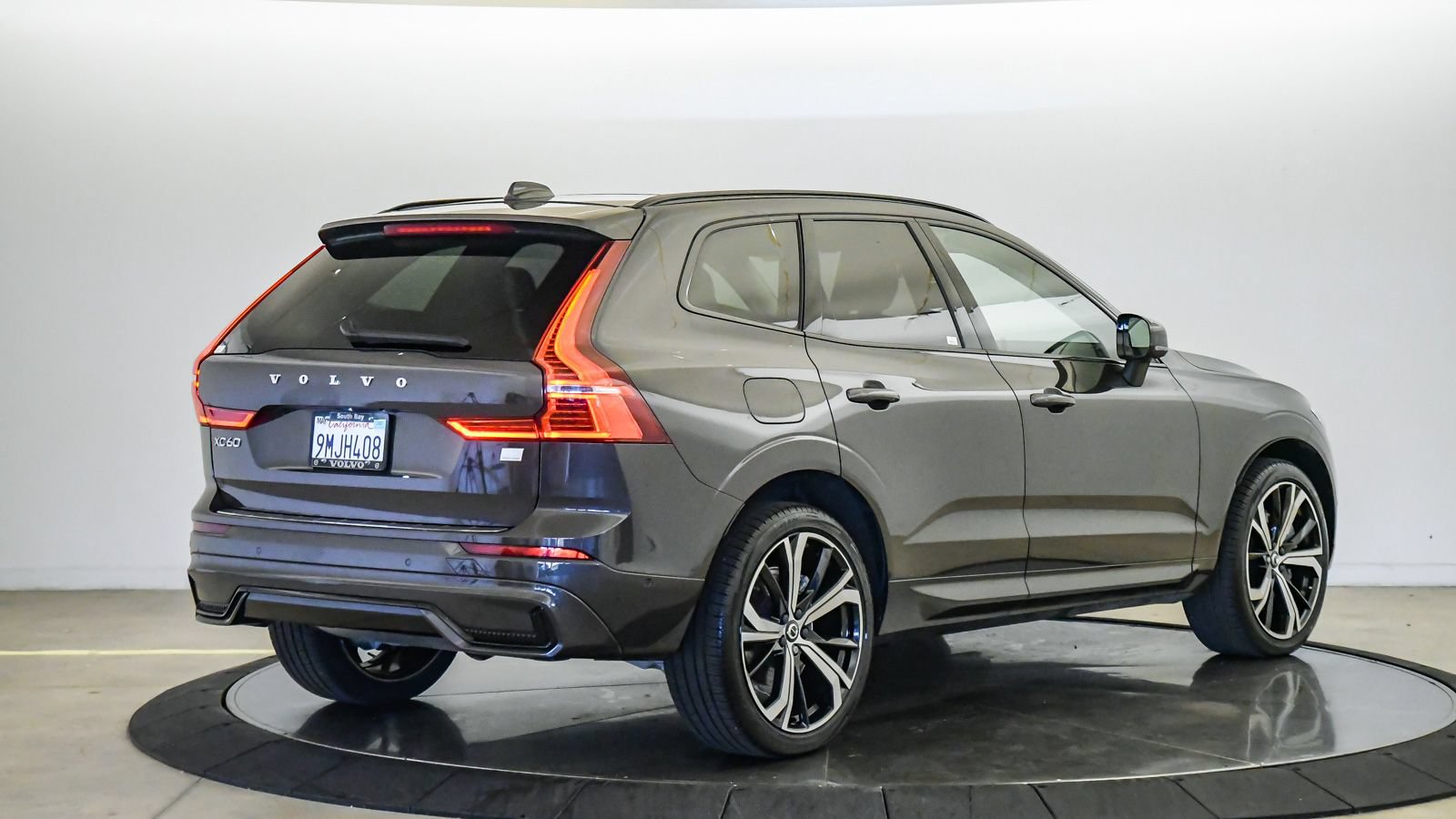 Certified 2024 Volvo XC60 T8 Ultimate w/ Protection Package Premier AWD/4WD image 5