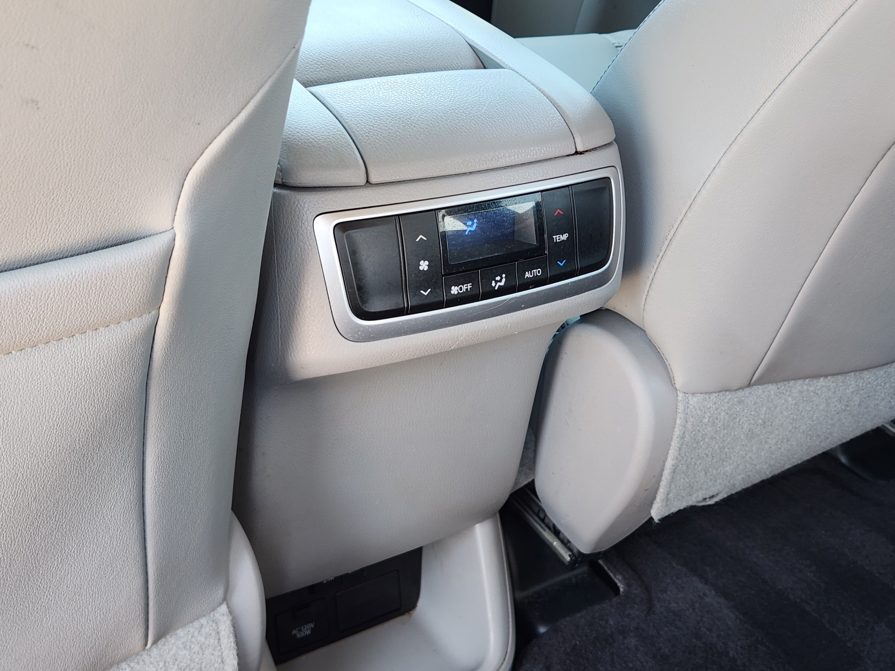 Used 2017 Toyota Highlander XLE AWD/4WD image 25