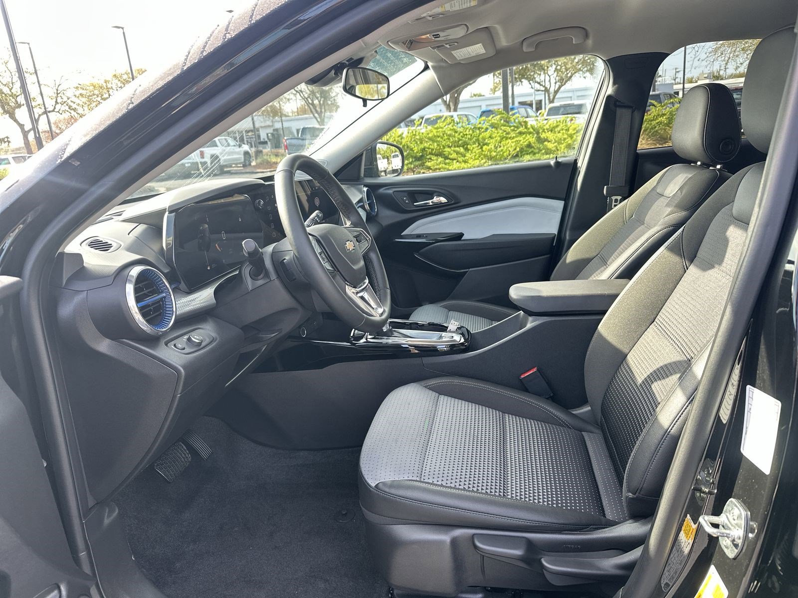 Used 2025 Chevrolet Trax LT w/ LT Convenience Package FWD image 16