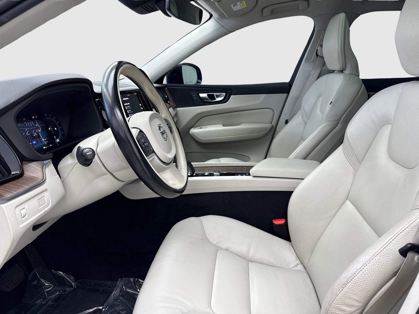 Used 2022 Volvo XC60 B5 Momentum w/ Protection Package Premier FWD image 17