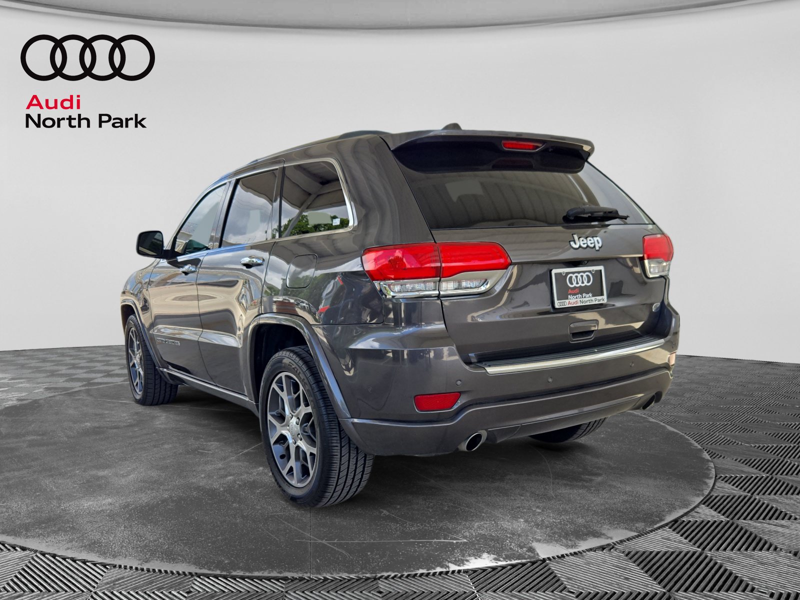 Used 2020 Jeep Grand Cherokee Overland RWD image 3
