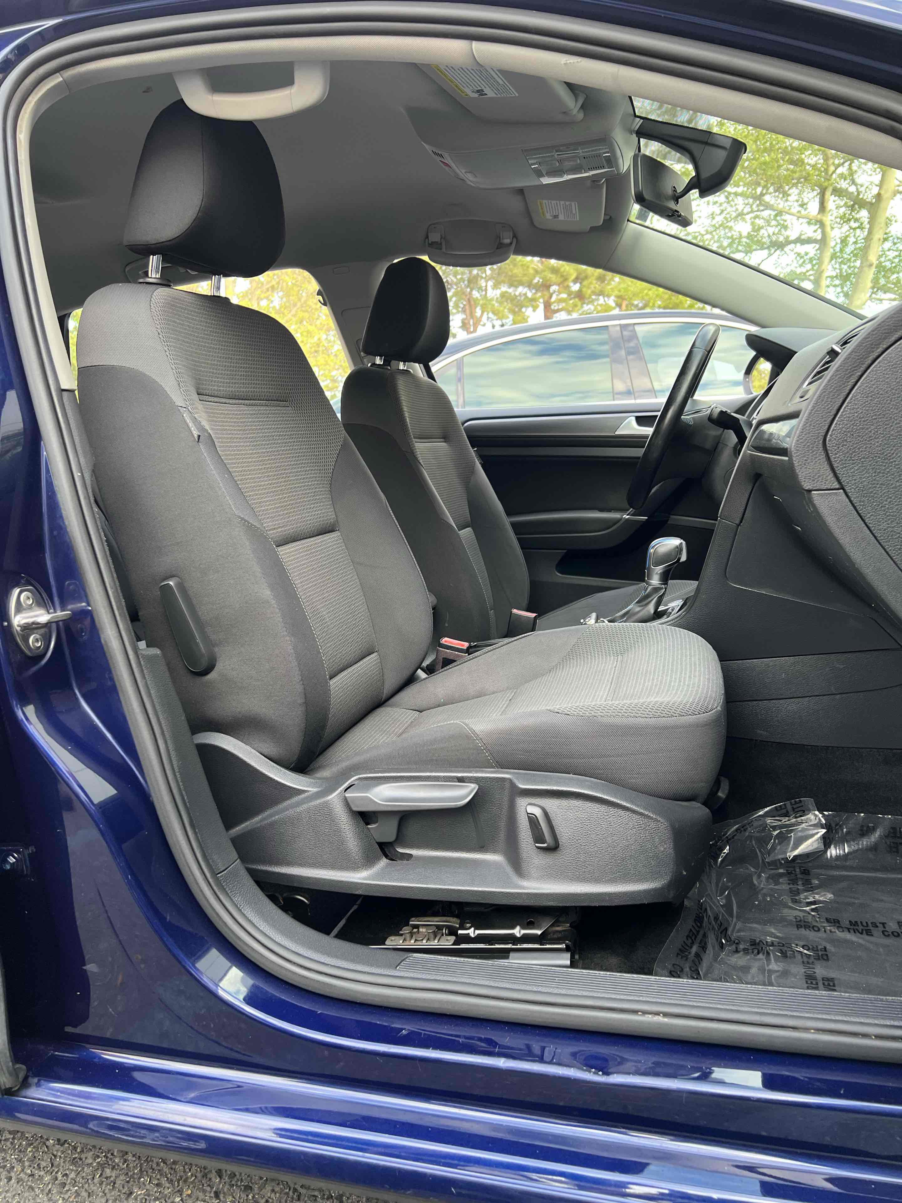 Used 2019 Volkswagen e-Golf SE w/ Driver Assistance Package image 40