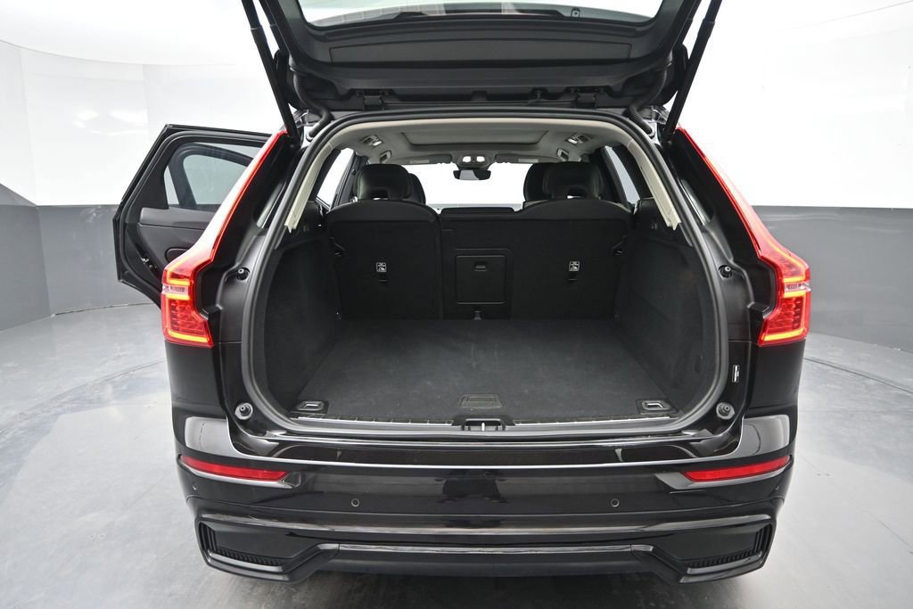 Used 2025 Volvo XC60 B5 Plus AWD/4WD image 18