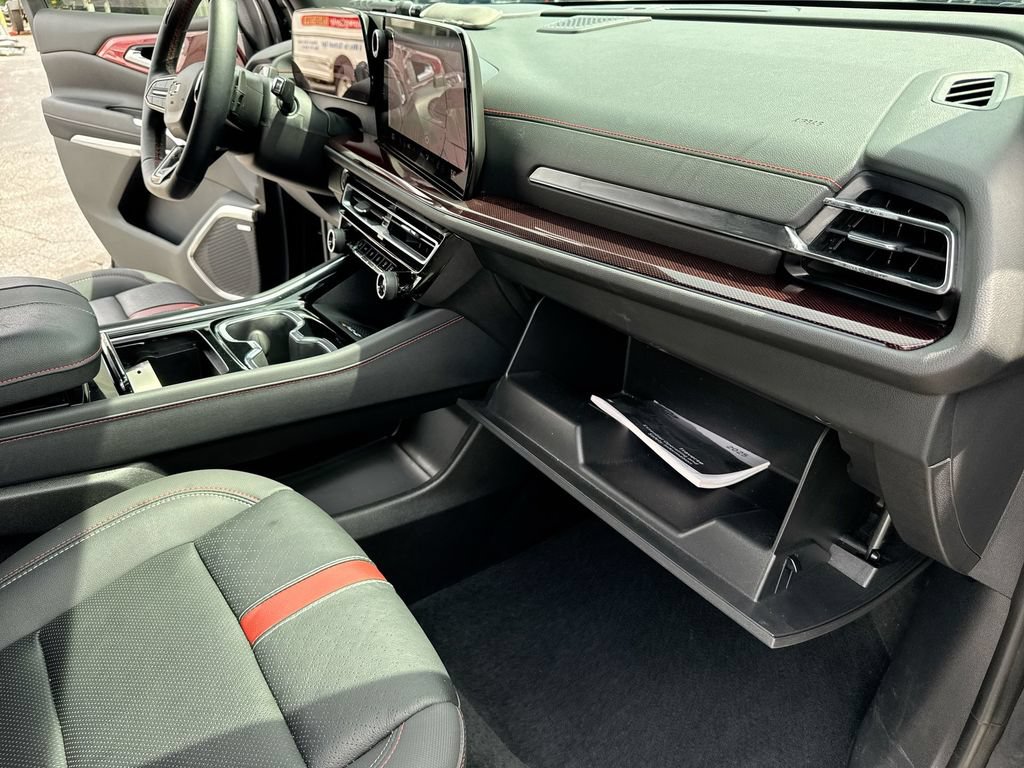 Used 2025 Chevrolet Traverse RS FWD image 36