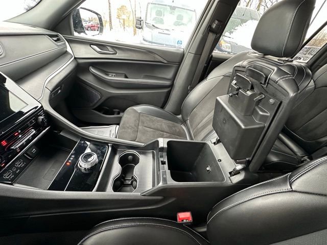 Used 2024 Jeep Grand Cherokee L Altitude image 25