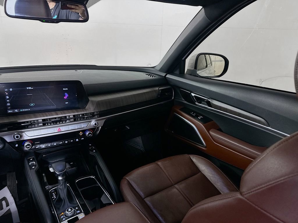 Used 2024 Kia Telluride EX w/ EX Captain's Chair Package image 25
