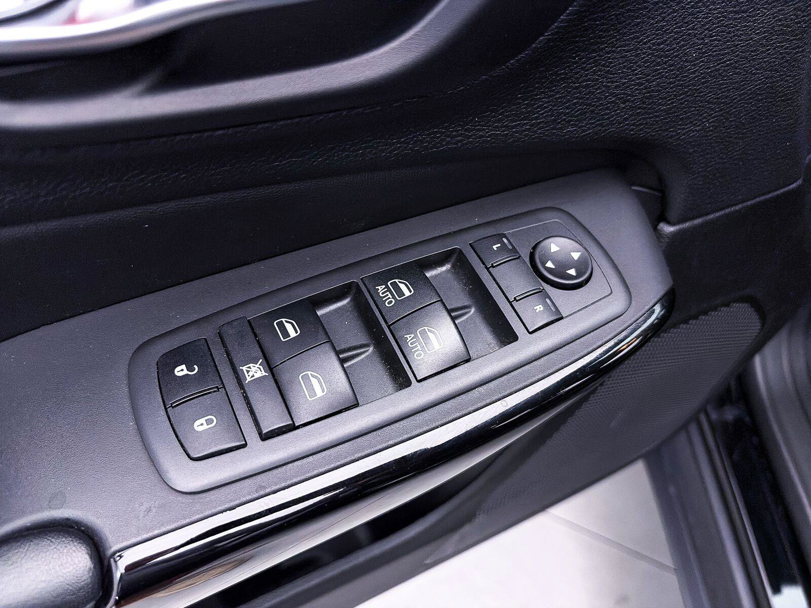 Used 2021 Jeep Cherokee Latitude Plus AWD/4WD image 18