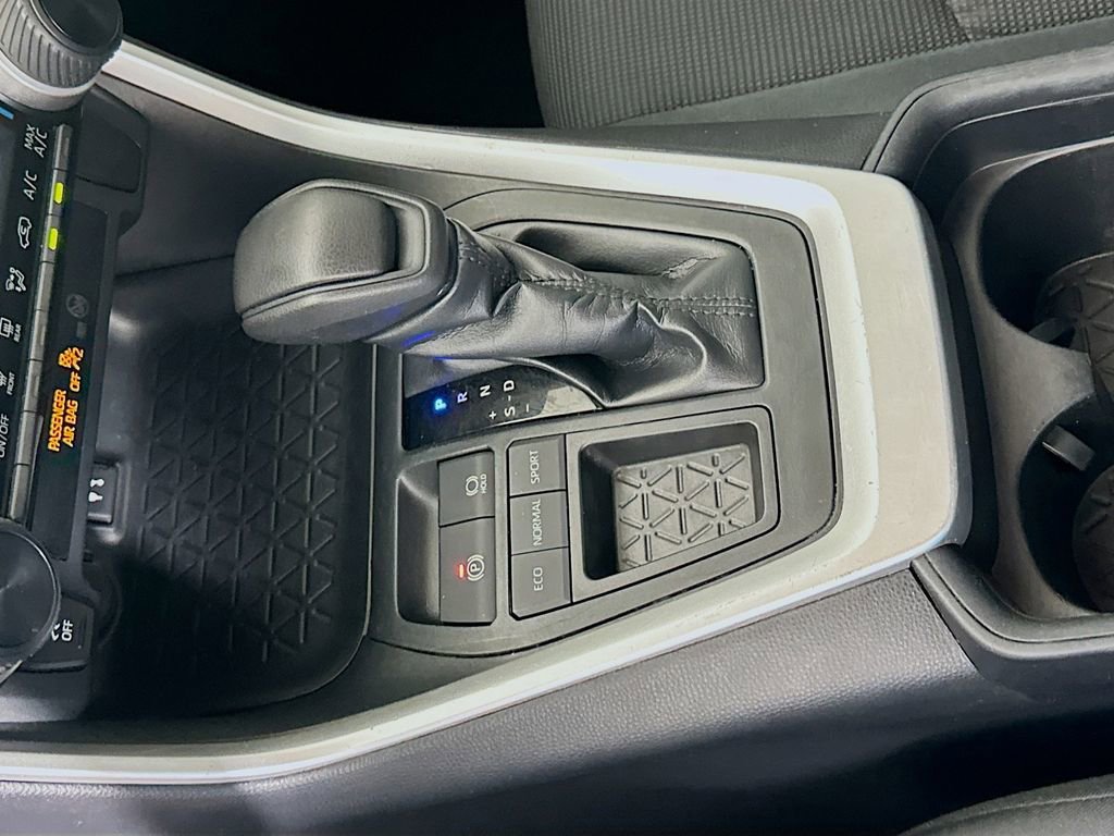 Used 2019 Toyota RAV4 LE FWD image 16