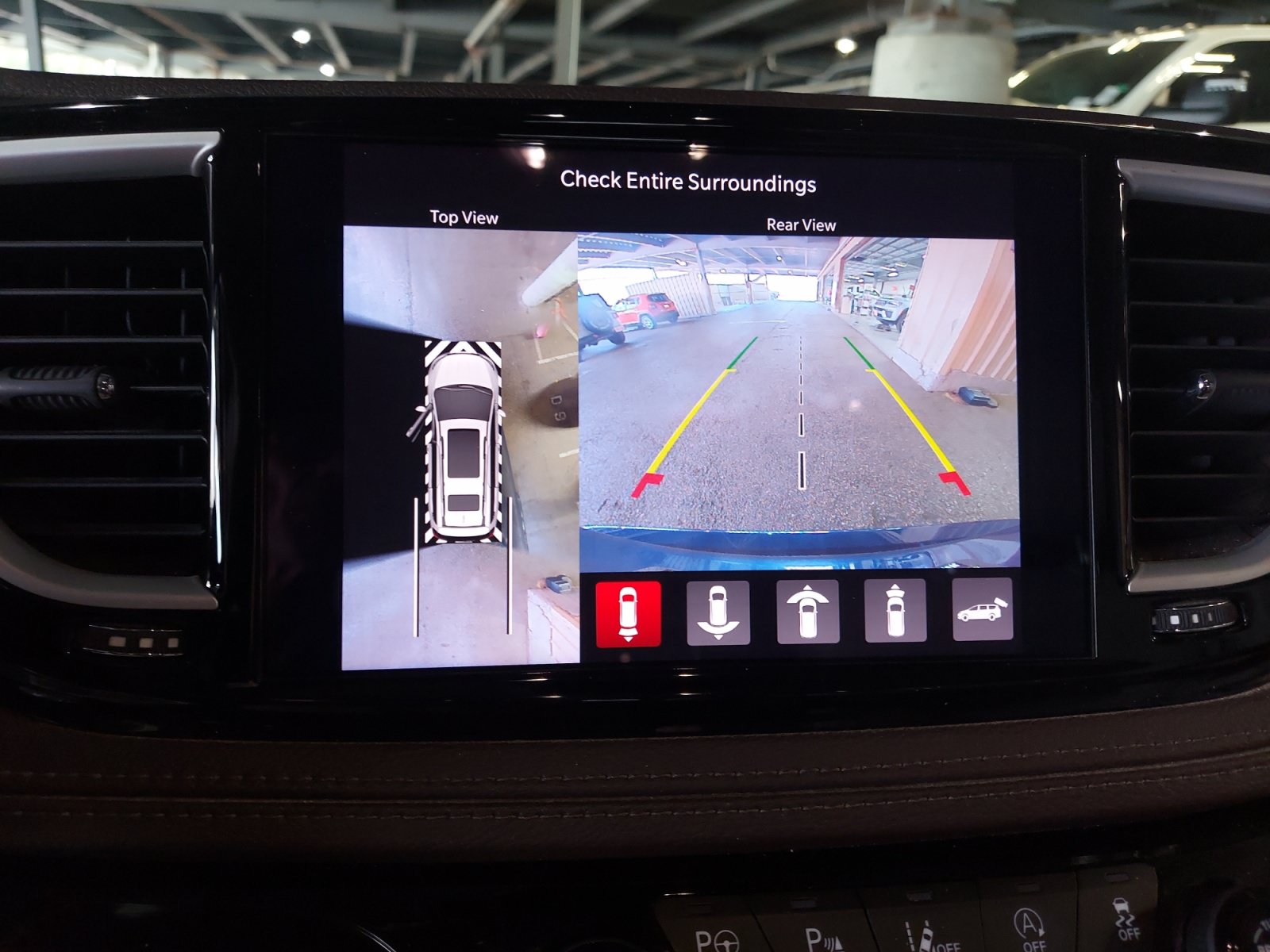 Used 2021 Chrysler Pacifica Touring-L w/ Uconnect Theater Family Group FWD image 15