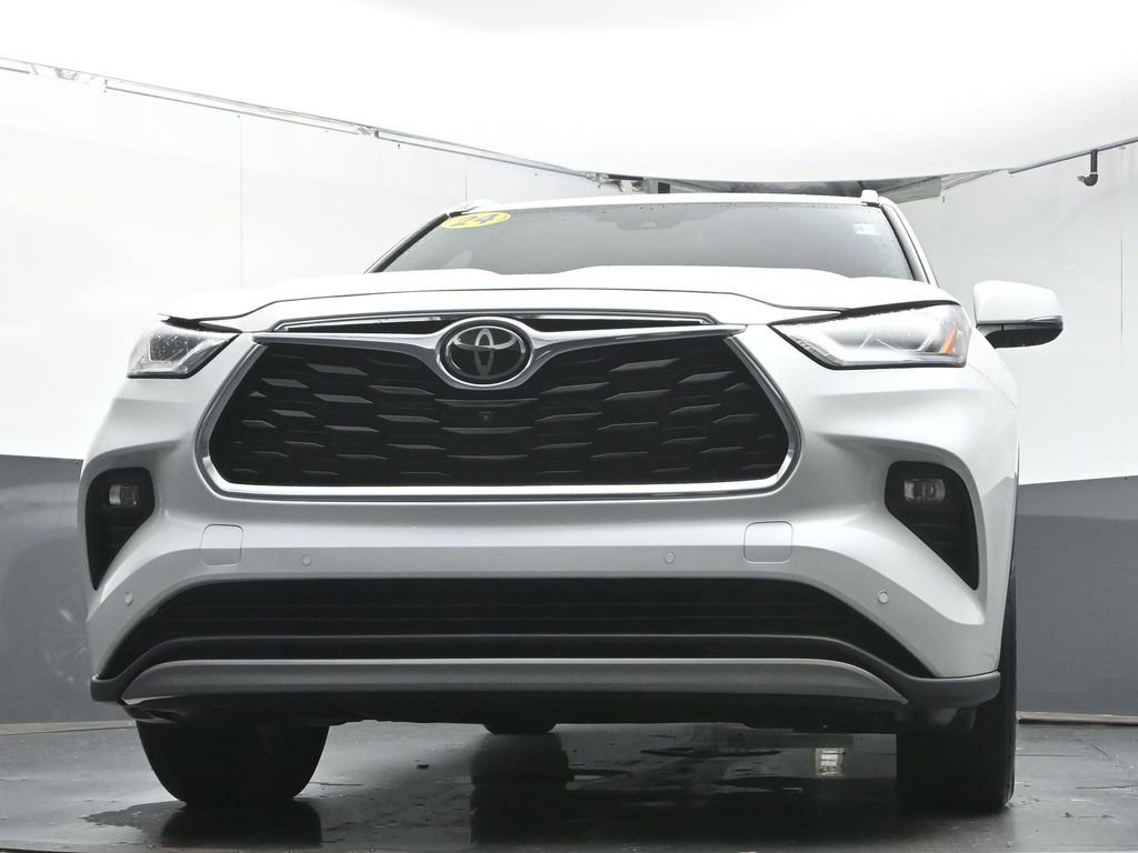 Used 2024 Toyota Highlander Platinum FWD image 35