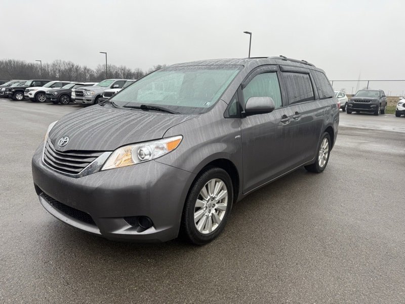 Used 2017 Toyota Sienna LE image 3