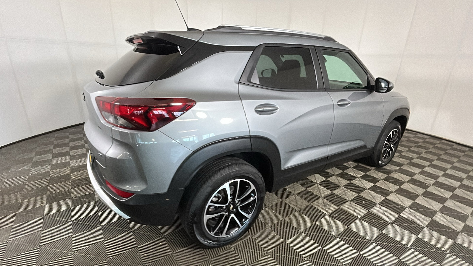 Used 2025 Chevrolet TrailBlazer LT AWD/4WD image 3