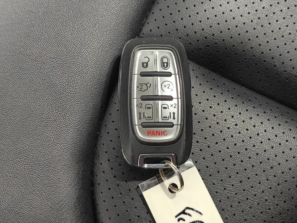 Used 2024 Chrysler Pacifica Touring-L FWD image 10