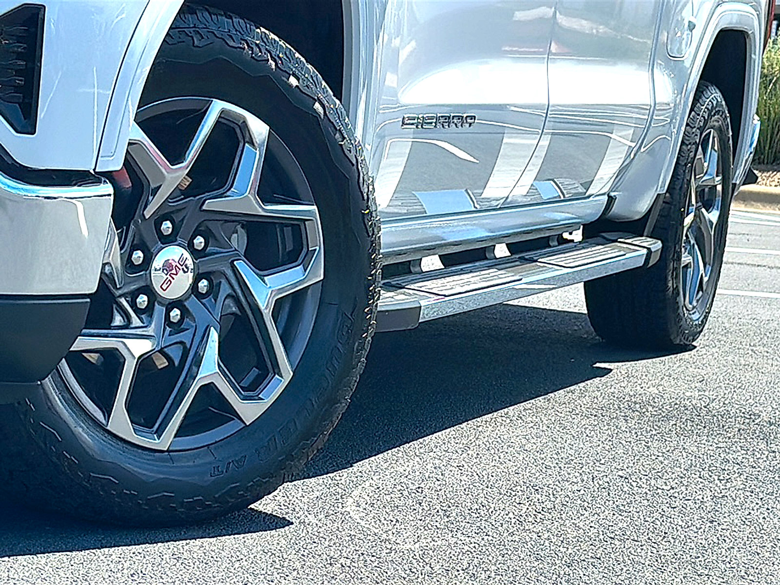 Used 2025 GMC Sierra 1500 SLT AWD/4WD image 3