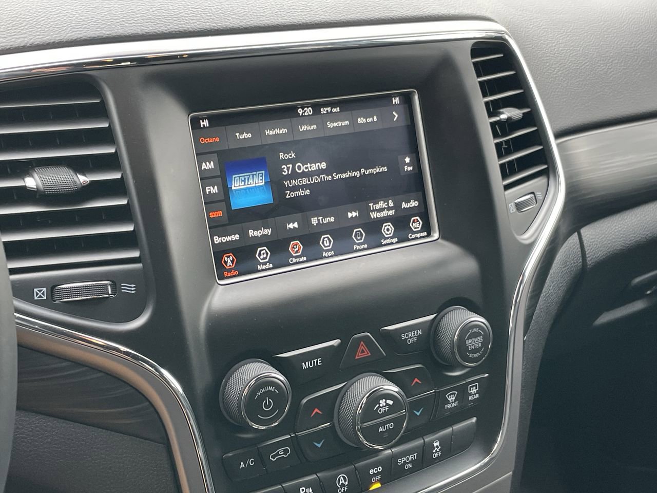 Used 2019 Jeep Grand Cherokee Laredo image 16