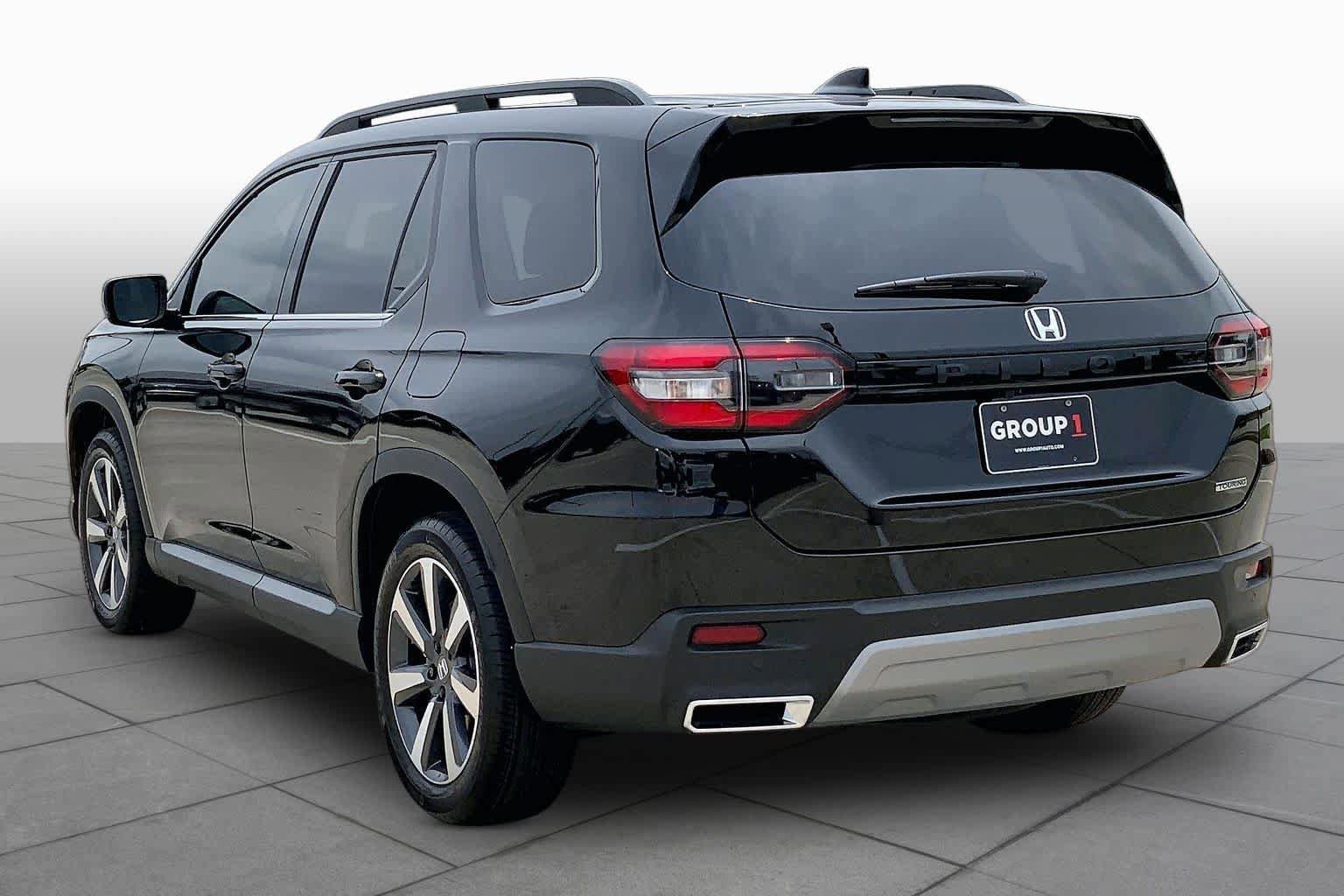 Used 2025 Honda Pilot Touring image 12