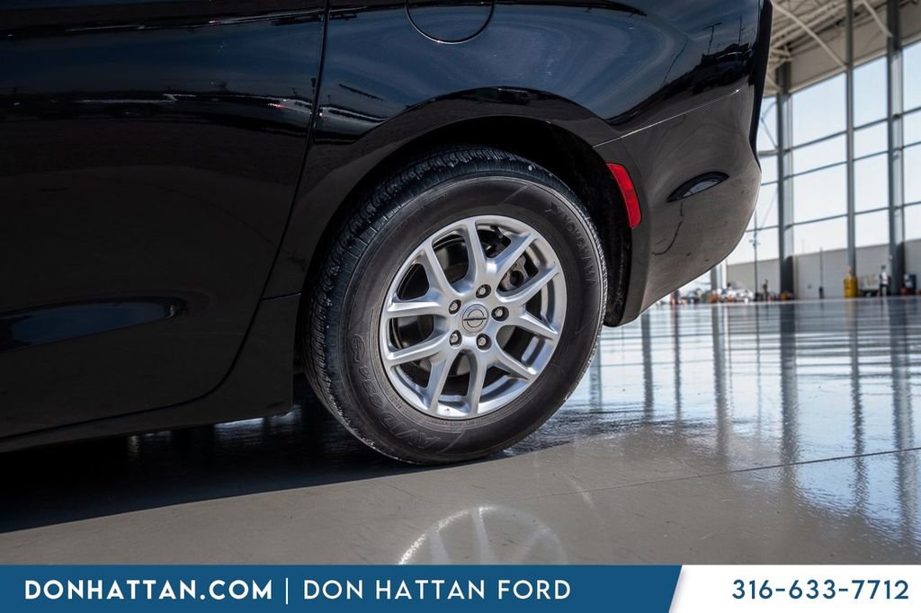 Used 2023 Chrysler Pacifica Touring-L image 33