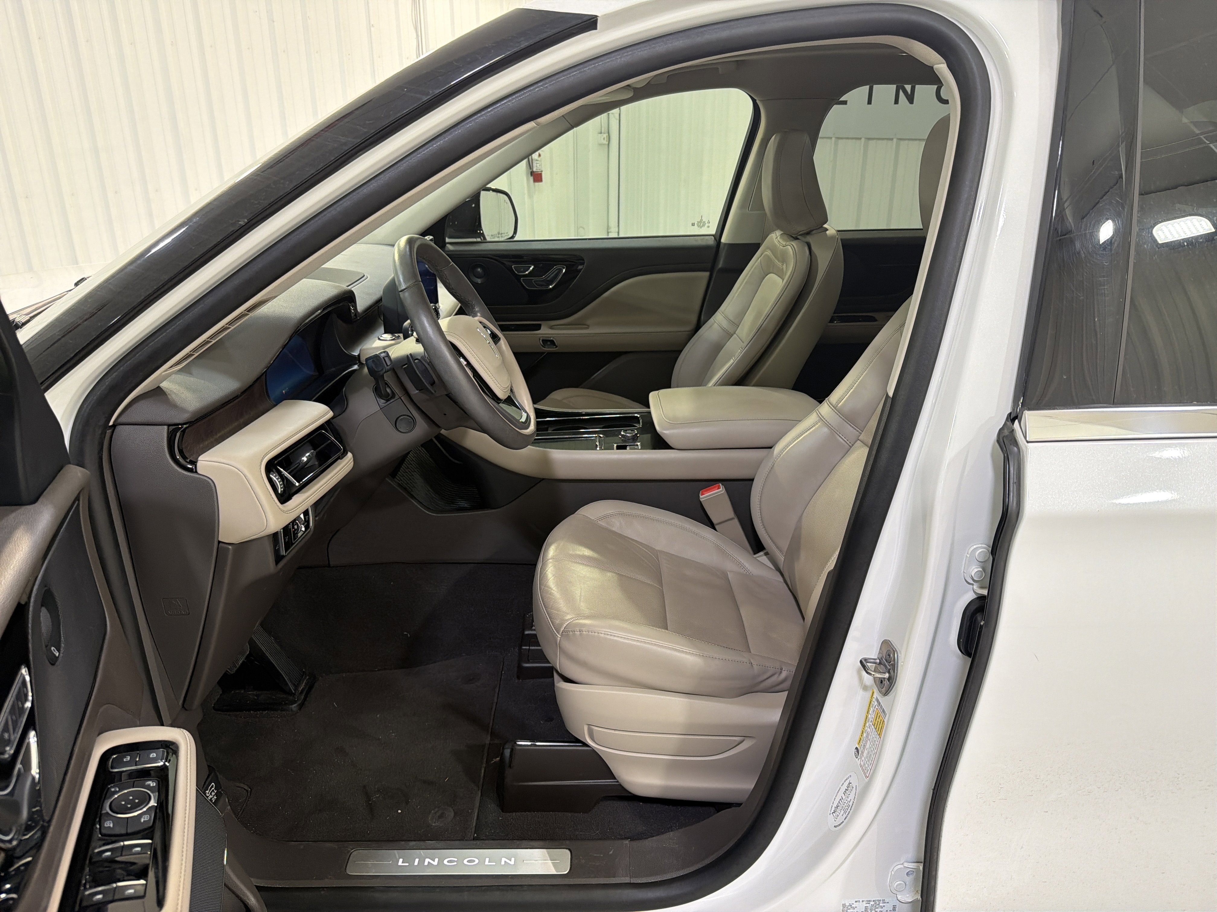 Used 2024 Lincoln Aviator Reserve w/ Elements Package Plus image 11