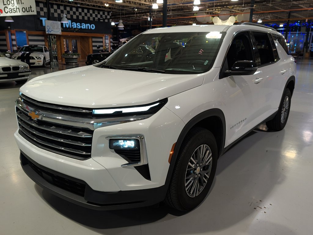 Used 2026 Chevrolet Traverse LT FWD image 3