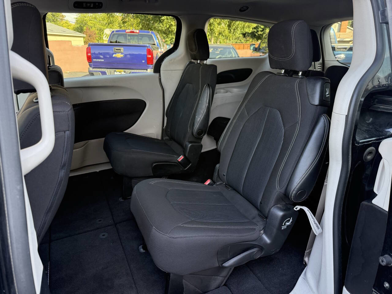 Used 2022 Chrysler Voyager LX image 18