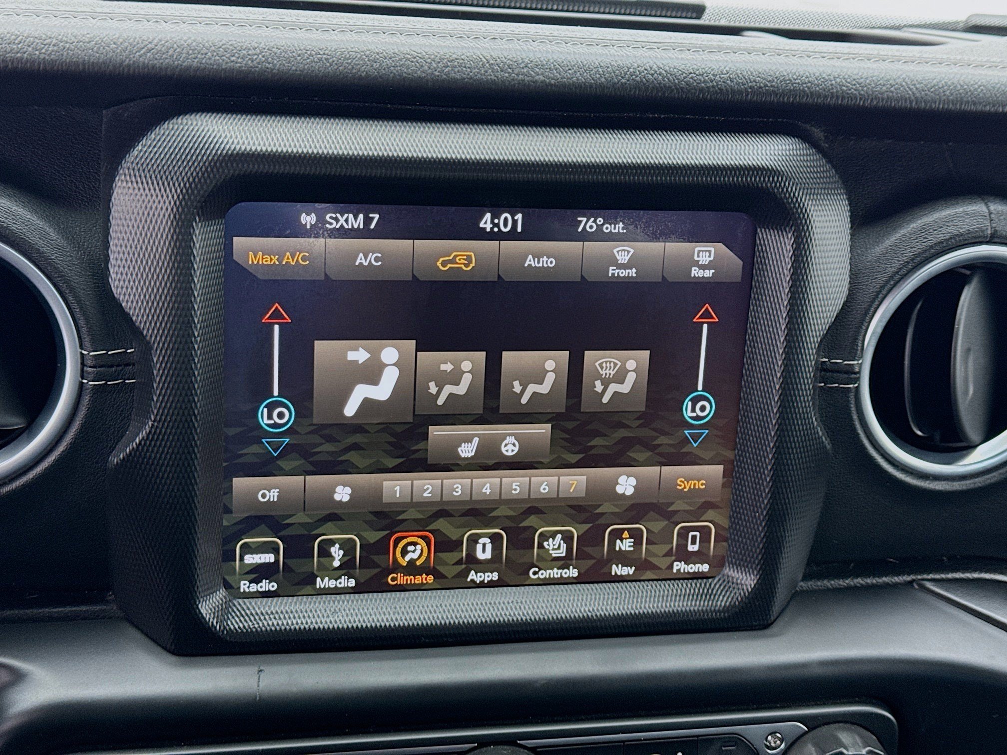 Used 2018 Jeep Wrangler Unlimited Sahara AWD/4WD image 12
