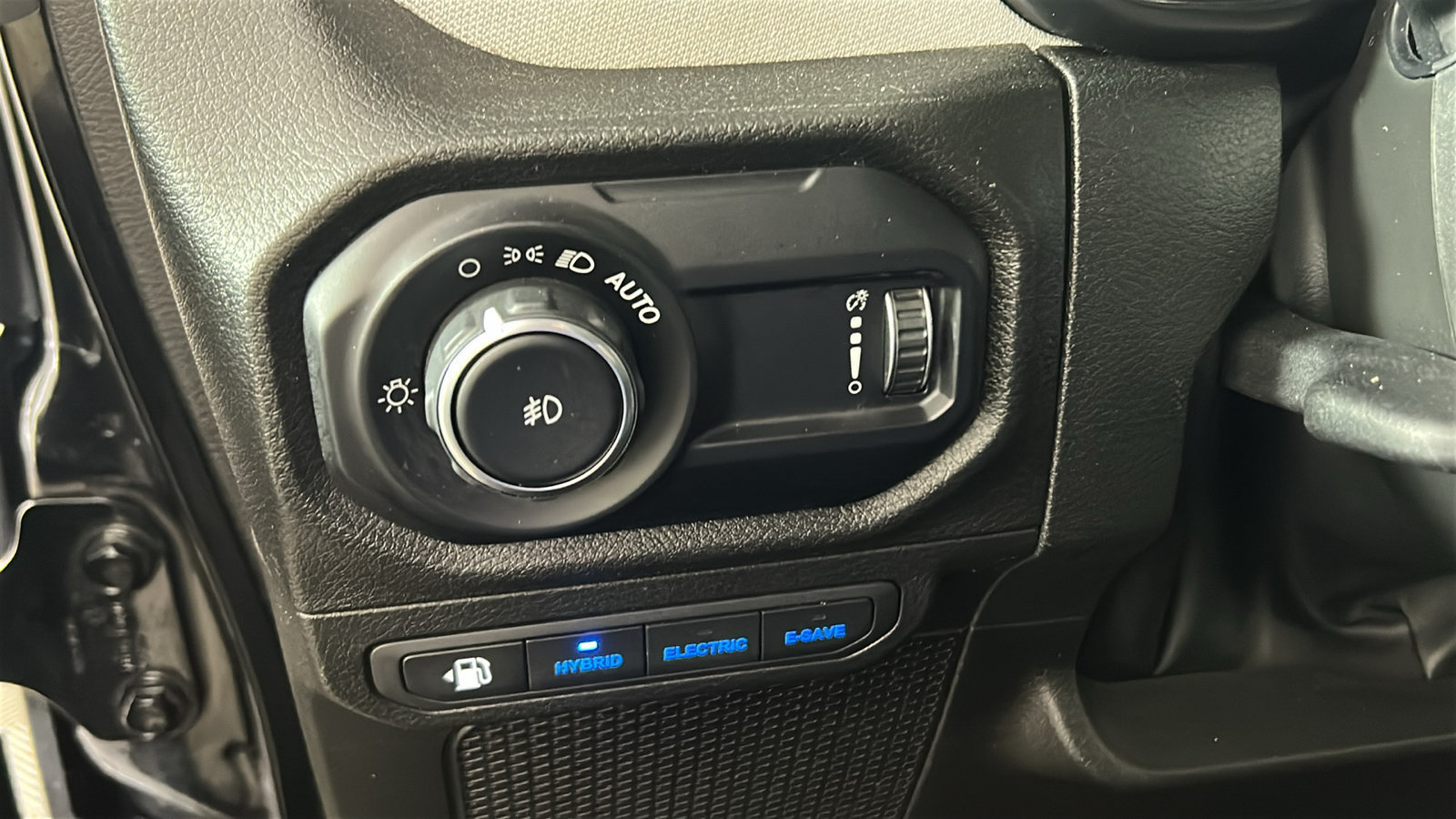 Used 2024 Jeep Wrangler Unlimited w/ Convenience Group AWD/4WD image 23