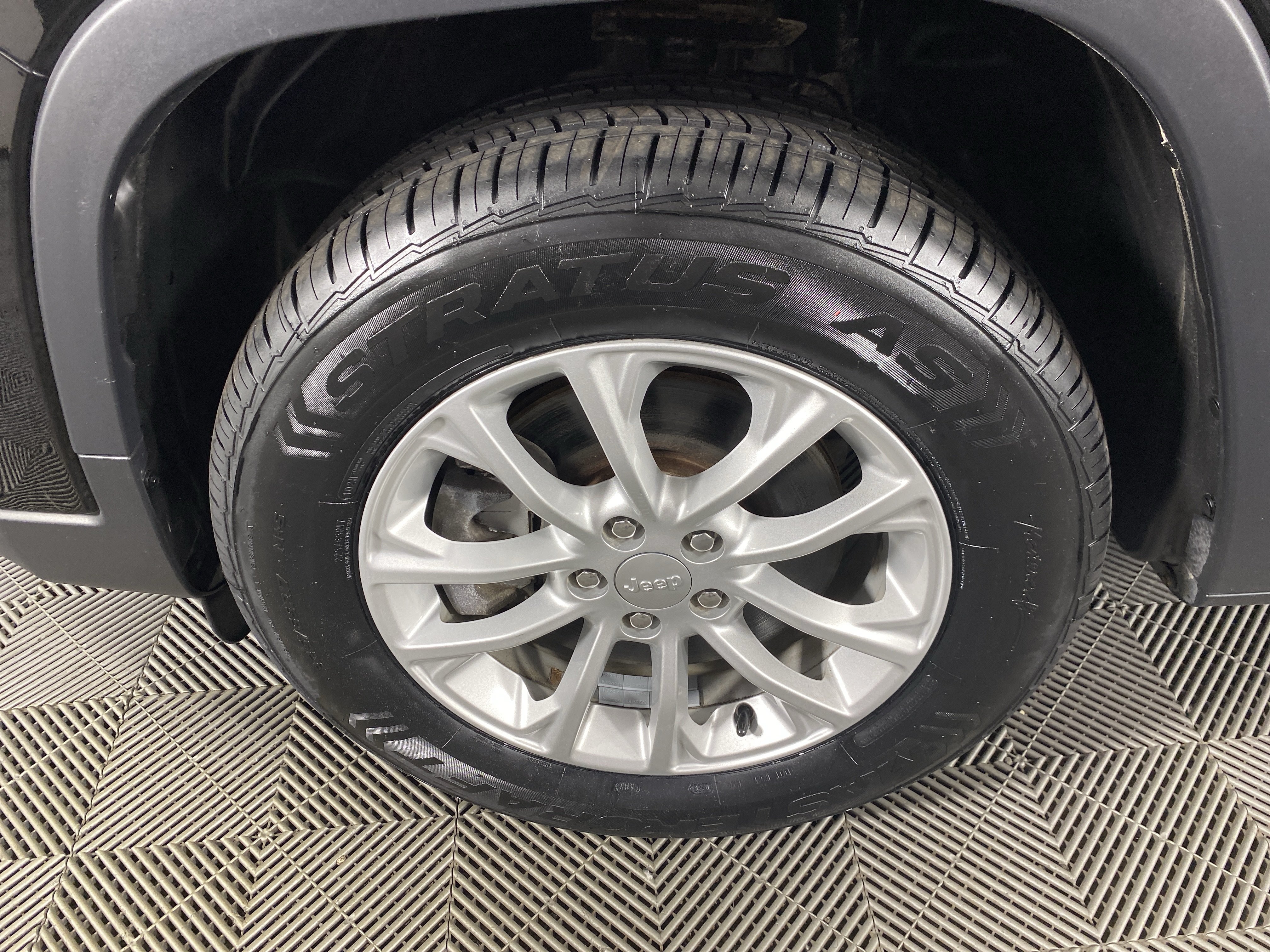 Used 2019 Jeep Cherokee Latitude w/ Popular Appearance Group AWD/4WD image 11