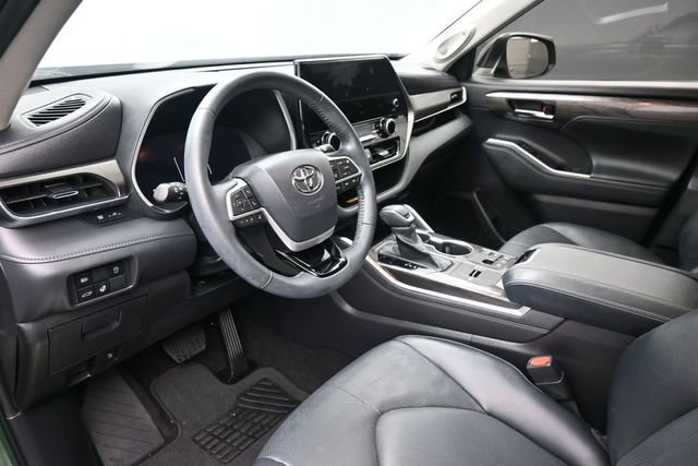 Used 2023 Toyota Highlander Limited FWD image 19