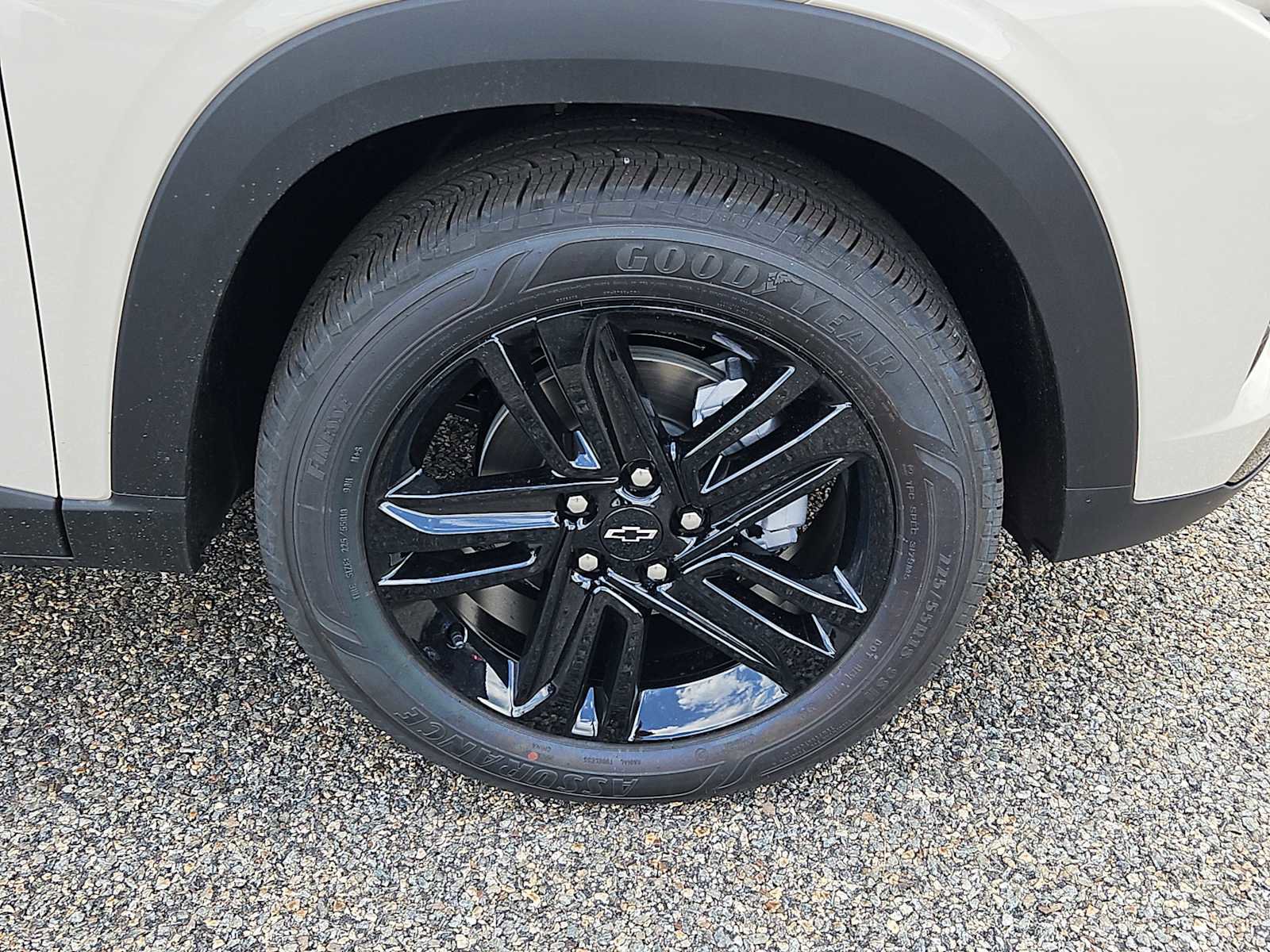 New 2026 Chevrolet Trax ACTIV w/ Sunroof Package FWD image 3