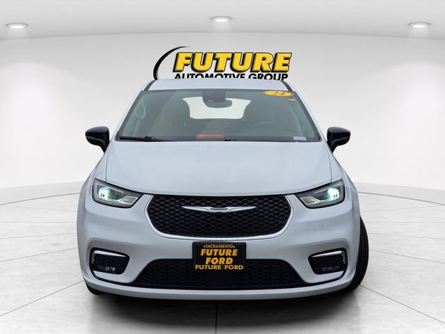 Used 2024 Chrysler Pacifica Touring-L image 2