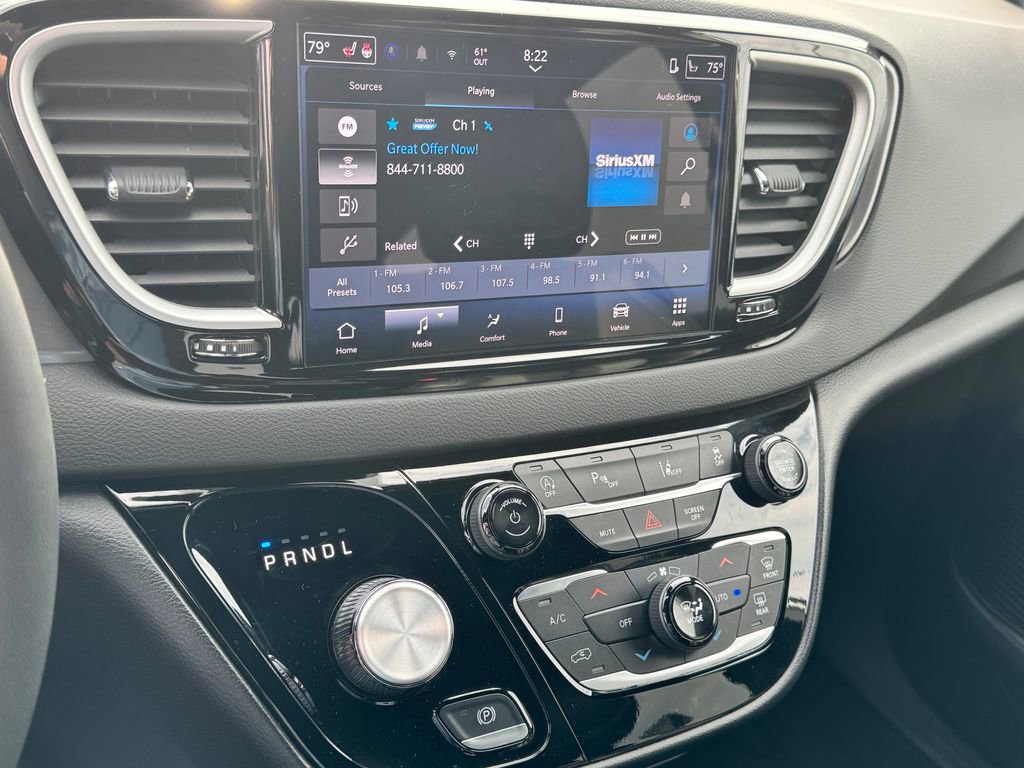 Used 2025 Chrysler Pacifica Select image 23