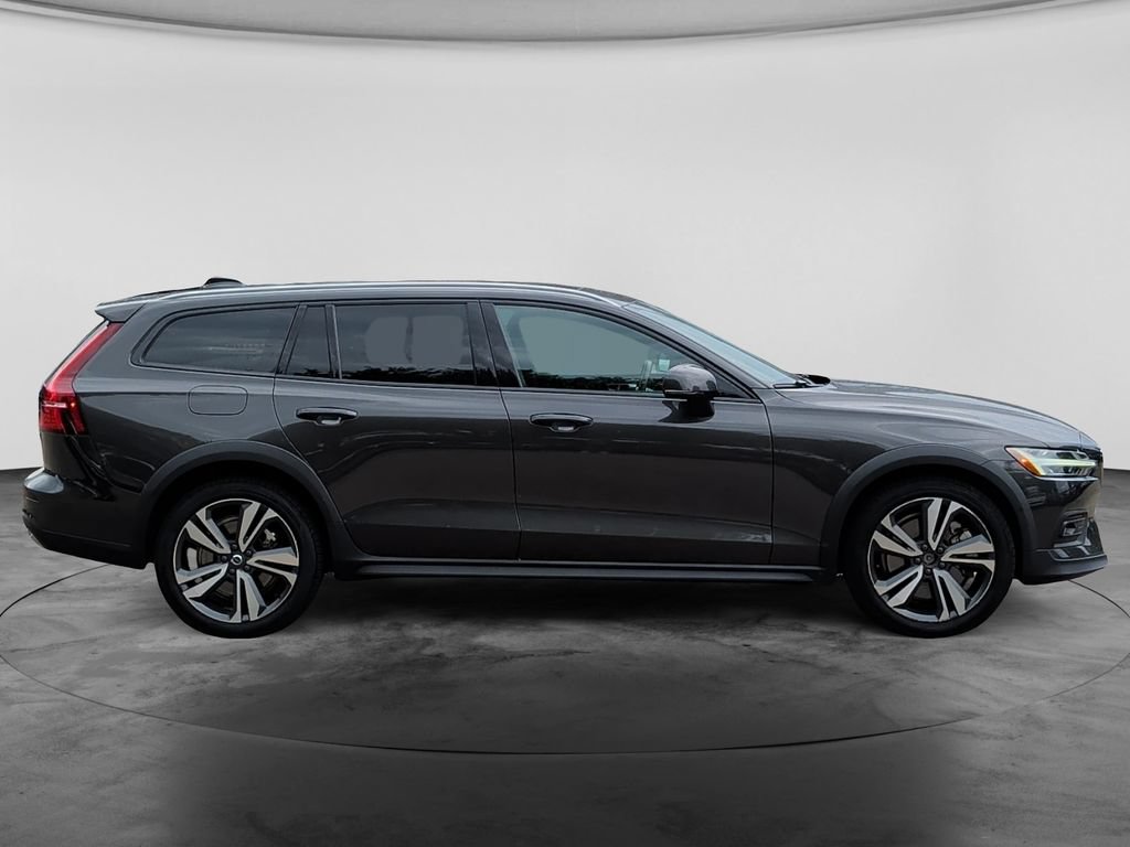 Used 2025 Volvo V60 B5 Cross Country Plus AWD/4WD image 8