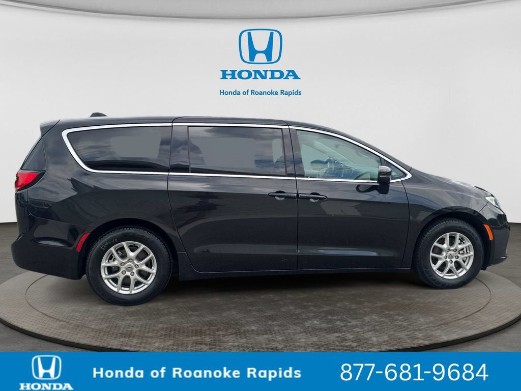Used 2023 Chrysler Pacifica Touring-L FWD image 6