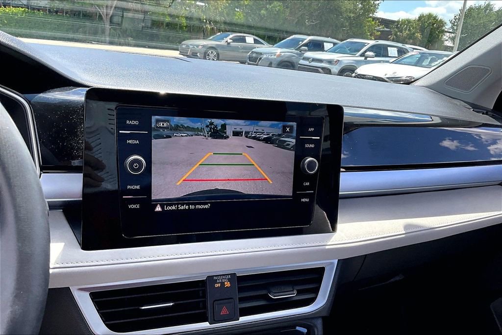 Used 2025 Volkswagen Taos SE image 27