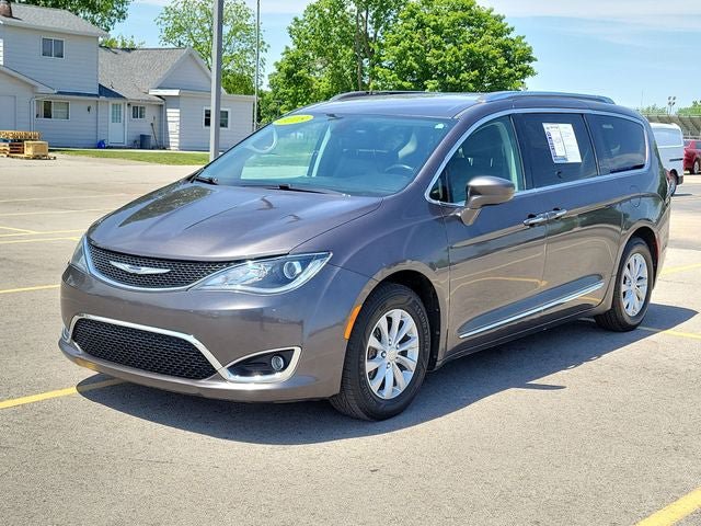 Used 2018 Chrysler Pacifica Touring-L Plus FWD image 2