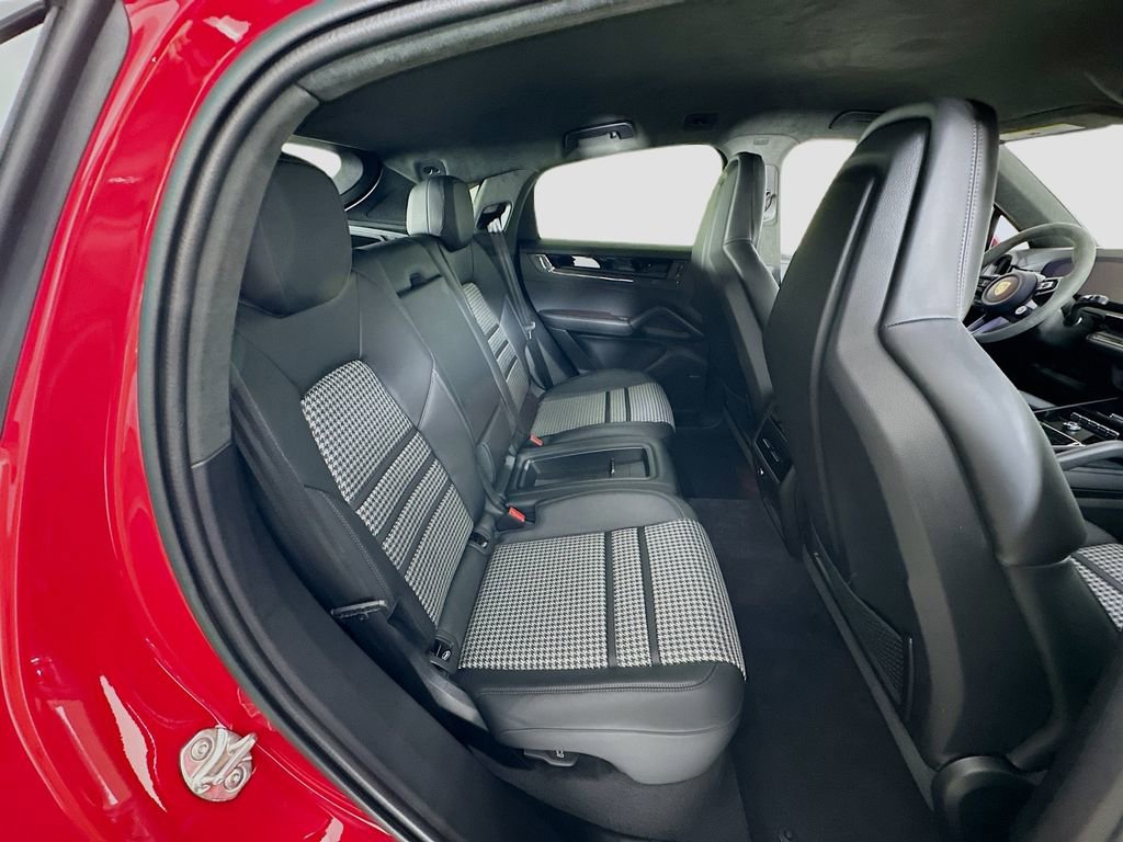 Certified 2025 Porsche Cayenne GTS AWD/4WD image 28