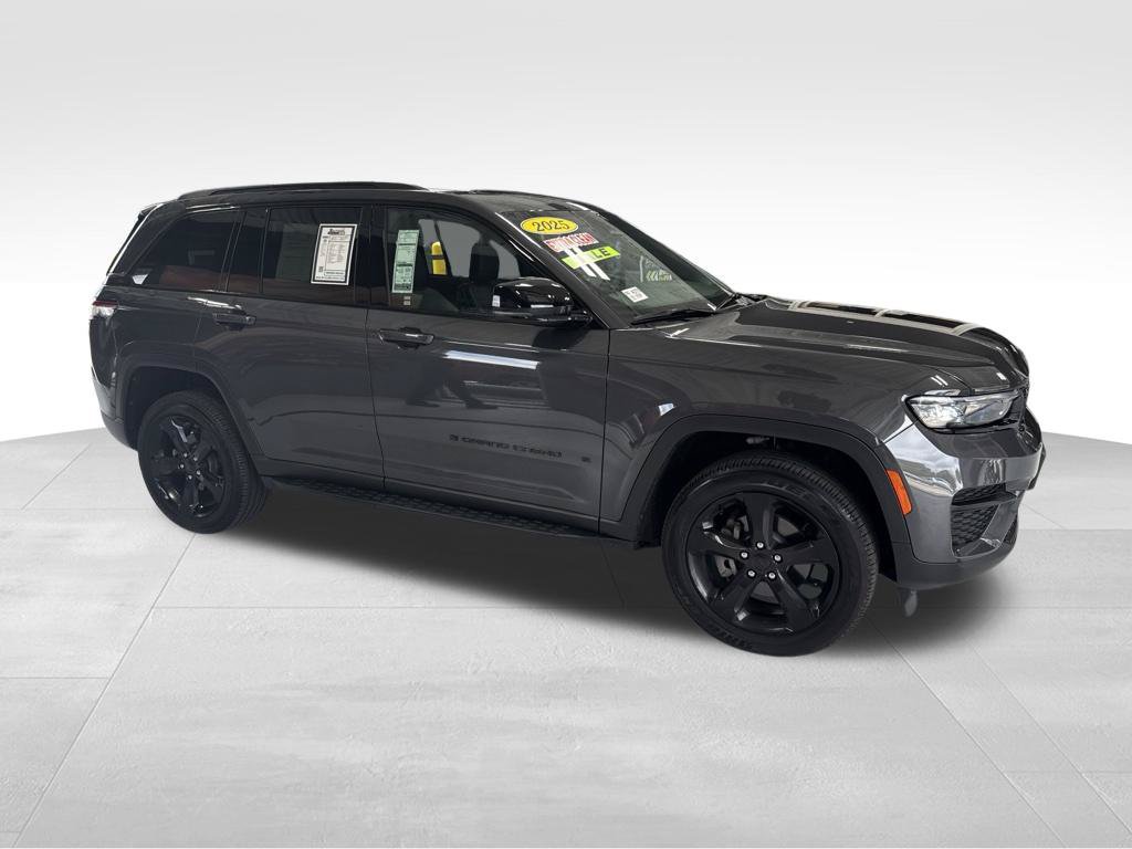 Used 2025 Jeep Grand Cherokee Altitude AWD/4WD image 5