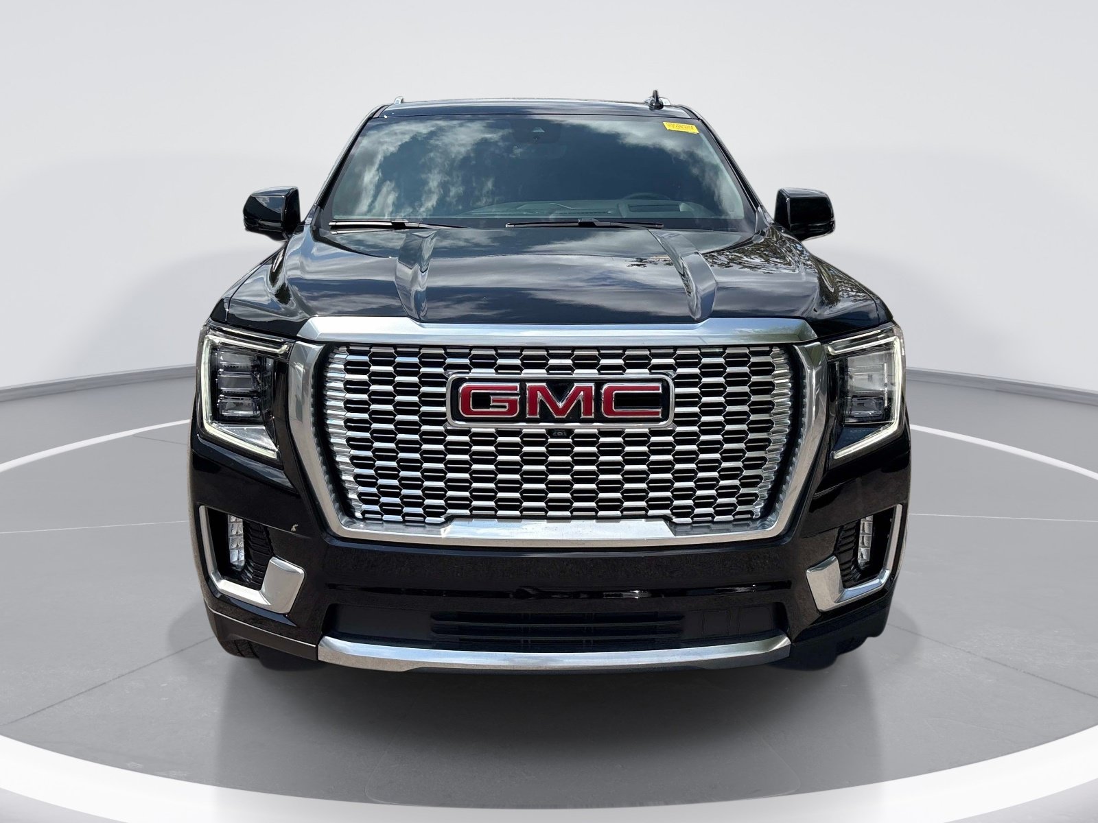 Used 2024 GMC Yukon Denali w/ Advanced Technology Package AWD/4WD image 2