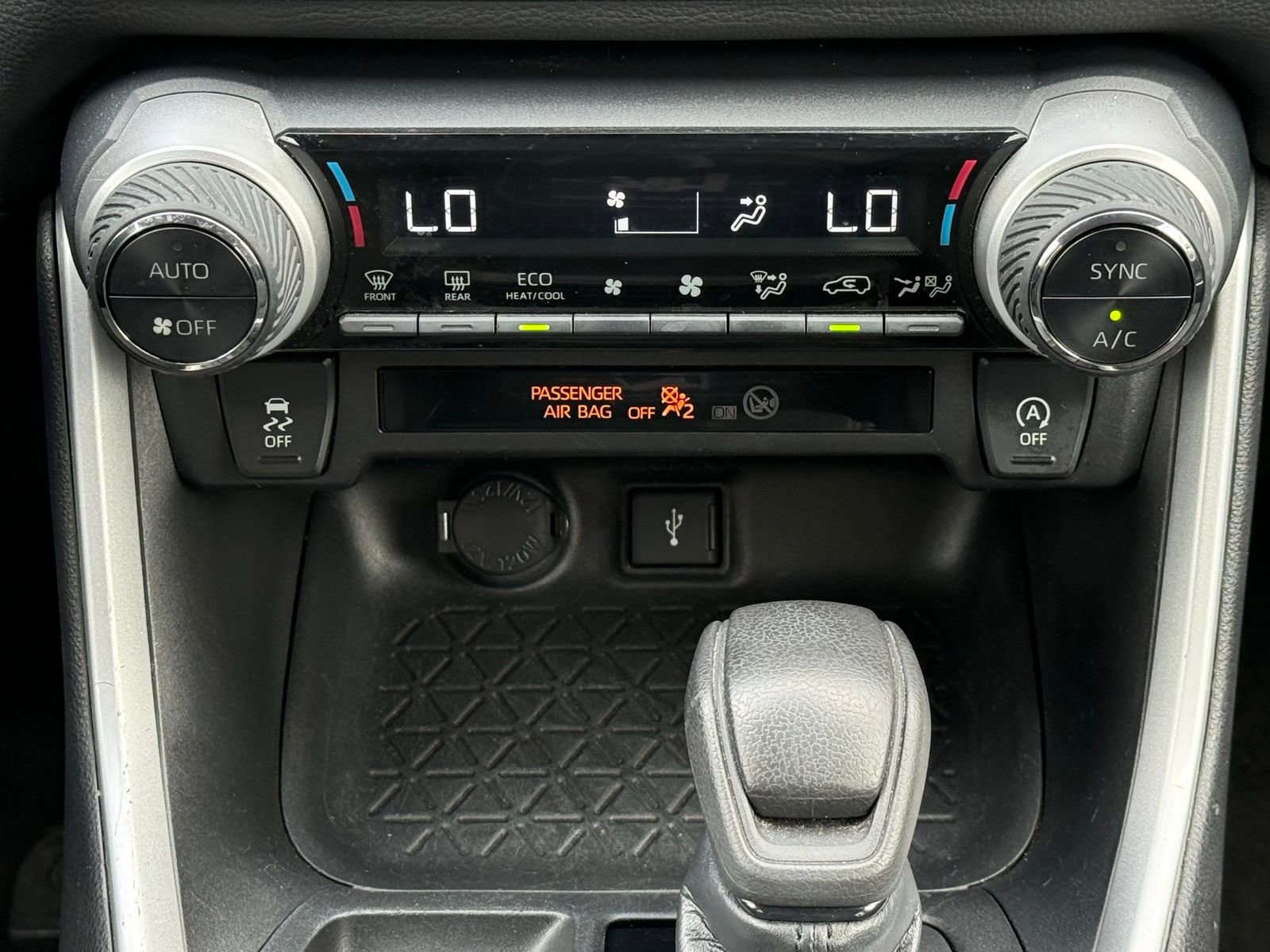 Used 2022 Toyota RAV4 XLE AWD/4WD image 21