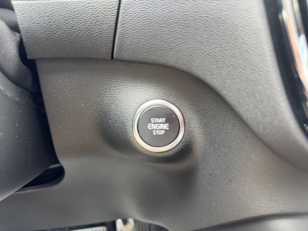 Certified 2025 Volvo XC40 B5 Plus image 19