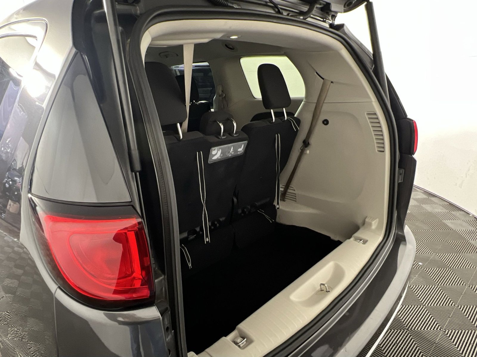 Used 2019 Chrysler Pacifica Touring Plus w/ Tire & Wheel Group FWD image 28