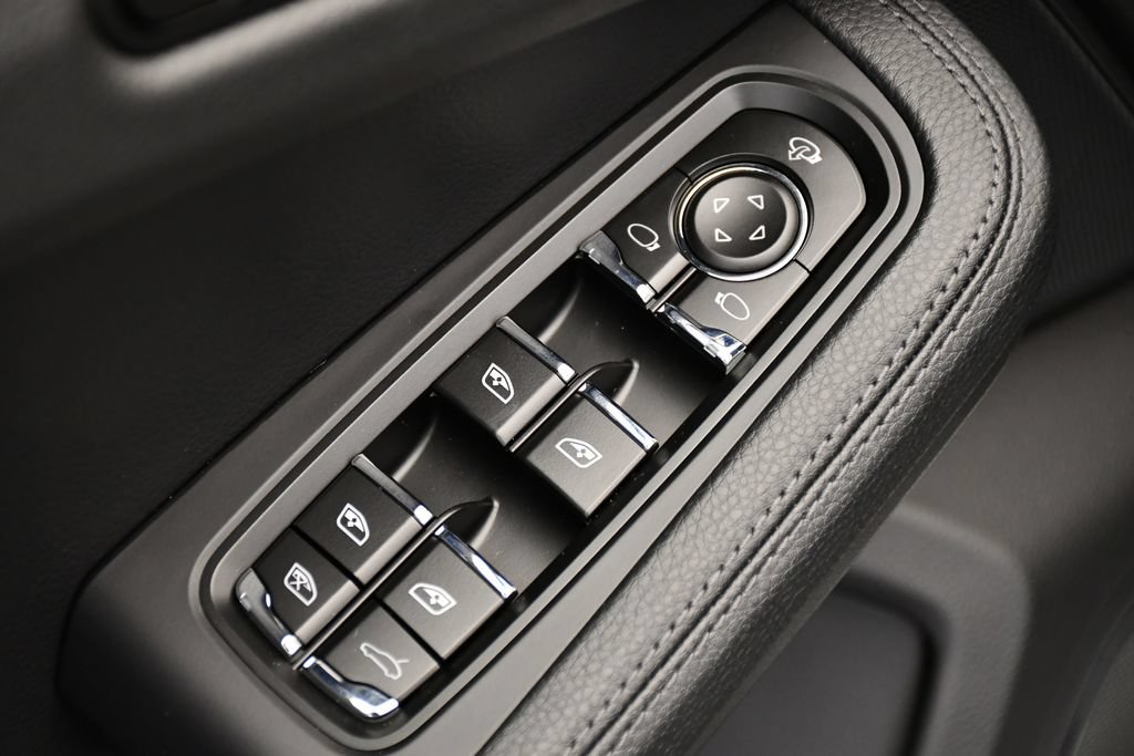 Certified 2026 Porsche Macan AWD/4WD image 38